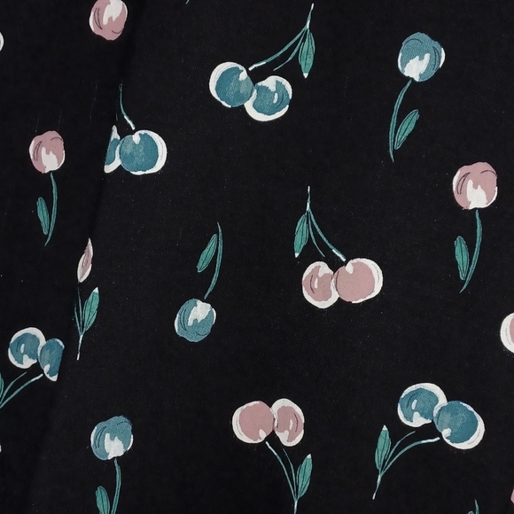 🍒NWT Torrid cherry capri leggings - Picture 5 of 7